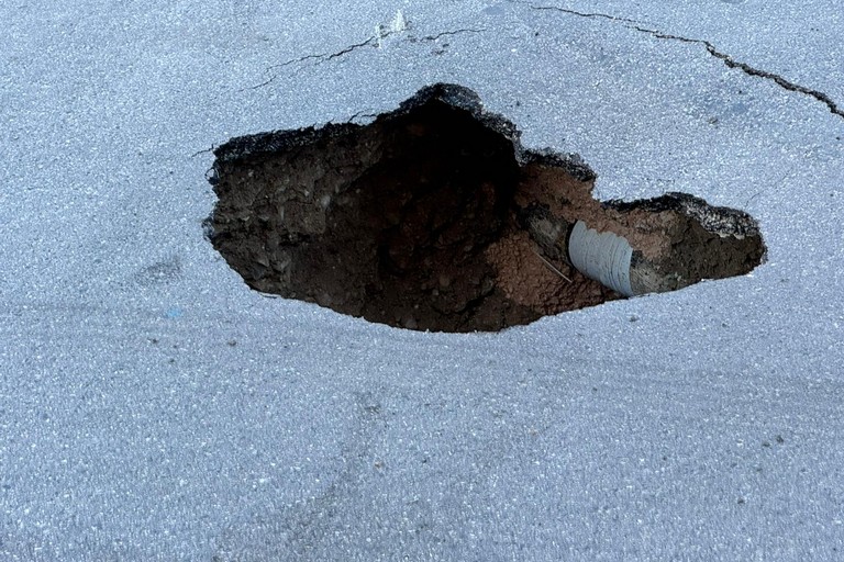 Voragine si apre a centro strada in viale Di Vittorio a Cerignola