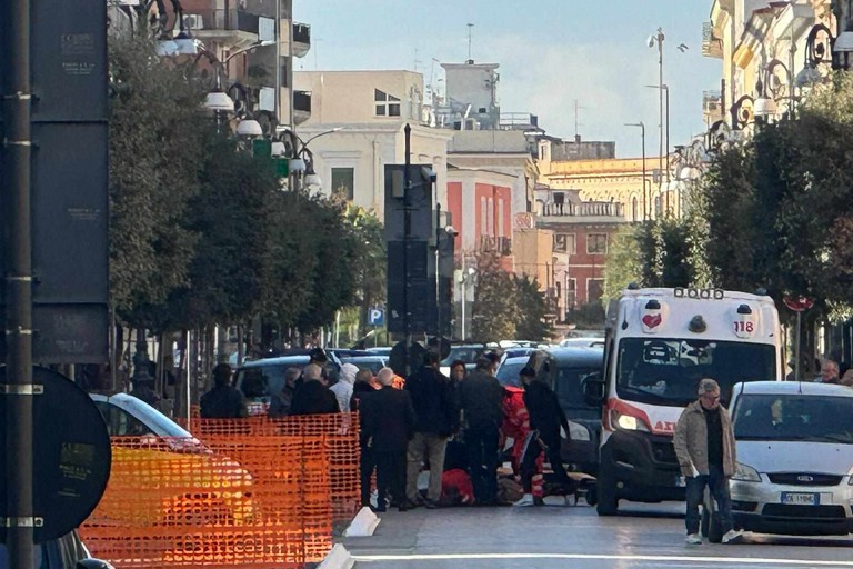 Pedoni “vittime” della pista ciclabile: aumentano le segnalazioni di cadute sul corso cittadino