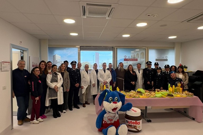 La polizia dona uova di Pasqua al Tatarella