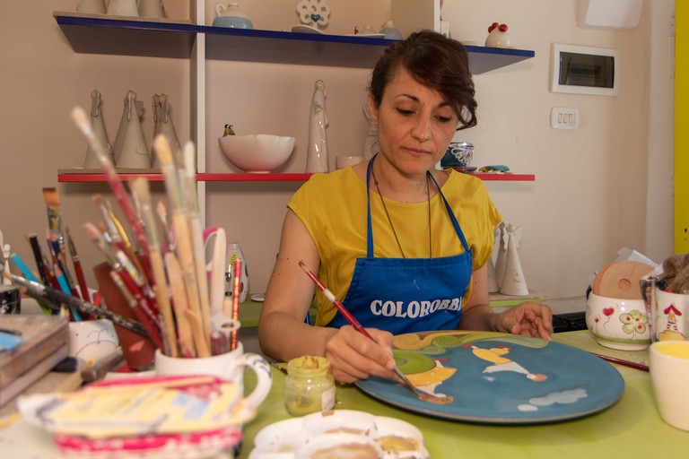 Lucia Catucci durante la decorazione di un piatto. <span>Foto Vito Monopoli</span>