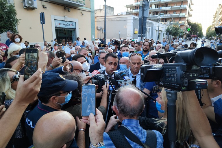 Luigi Di Maio e Francesco Bonito tra la folla. <span>Foto Vito Monopoli</span>