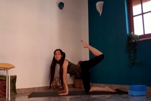 Alessandra Leone: Pratica yoga per il tratto lombare