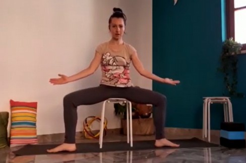 Alessandra Leone: Pratica yoga per il tratto dell'osso sacro