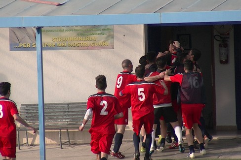 Luigi Balletta festeggiato dai compagni dopo il gol JPG