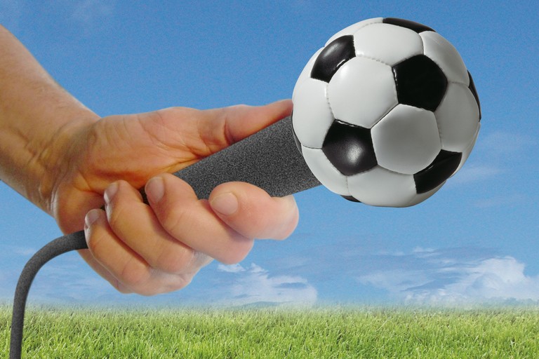 Microfono con pallone da calcio