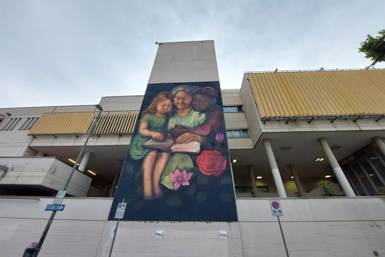 Il murale sulla facciata del Comune di Cerignola