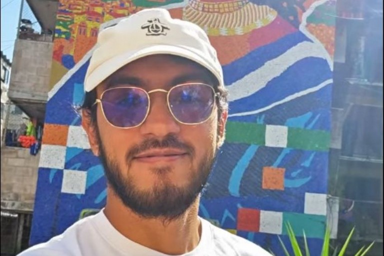 Oscar Olivares murales con tappi