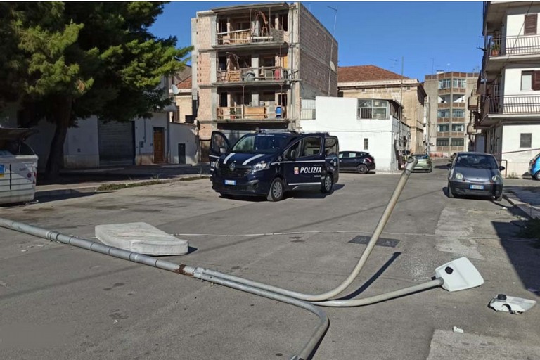 Palo pubblica illuminazione caduto inVia Taranto