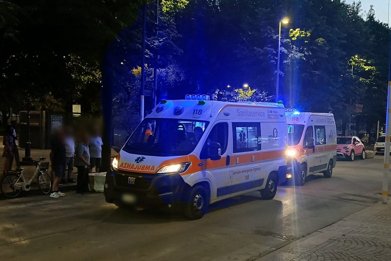 Bici elettrica travolge due anziani davanti alla Villa Comunale: uno batte la testa