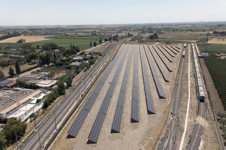 Ripresa aerea e binari impianto fotovoltaico Foggia