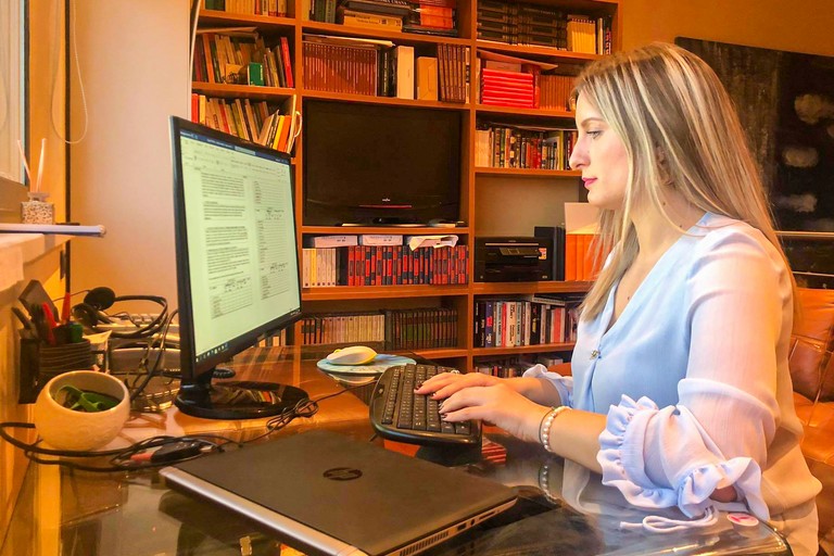 Rossella De Cosmo nel suo studio mentre lavora al computer. <span>Foto Rossella De Cosmo </span>