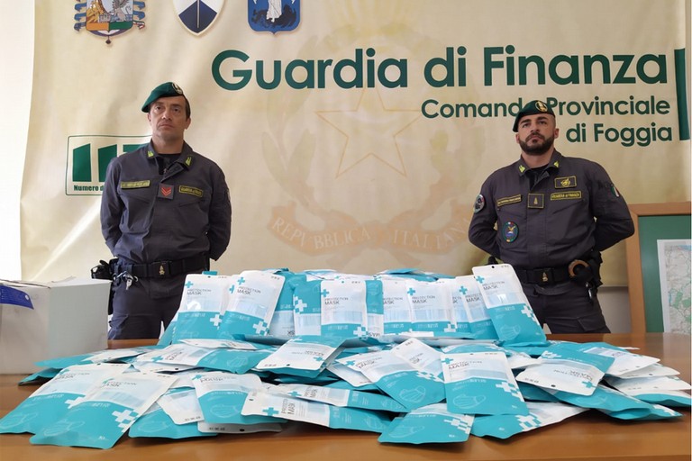 Guardia di Finanza sequestra dpi