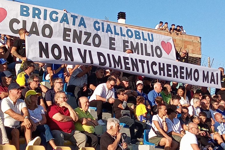 striscioni Brigata Giallo Blu