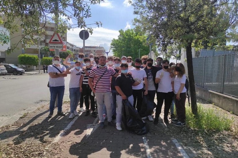 Gli studenti del Pavoncelli di Cerignola ripuliscono la strada della loro scuola