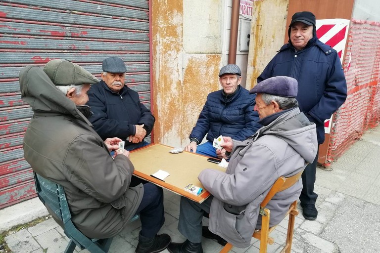 I vecchietti a Cerignola scelgono di riunirsi all’aria aperta, in villa comunale o per strada