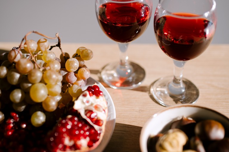 Calici di vino novello su tavola imbandita. <span>Foto Foto di Julia Volk da Pexels</span>